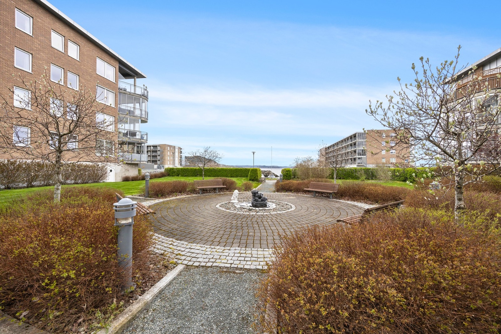 Trivelige fellesområder som er pent opparbeidet med benker, busker, trær, blomster og internstier. Galleribilde