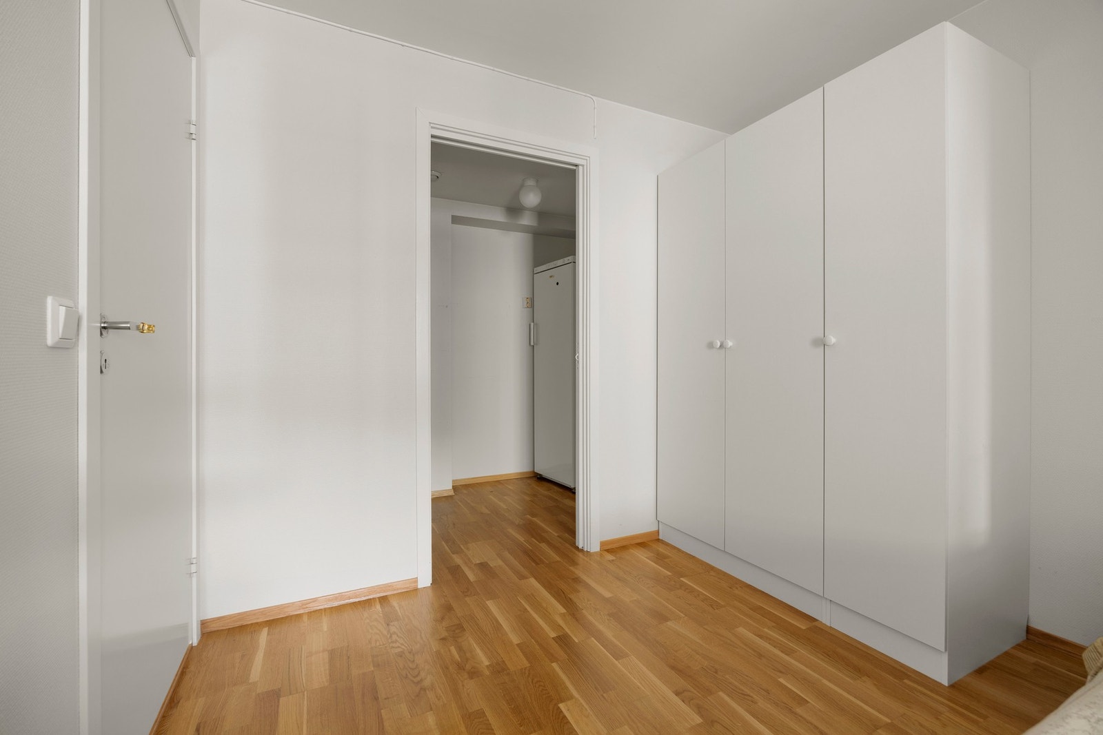 Fra hovedsoverom er det dør inn til teknisk rom på 4 kvm. Galleribilde