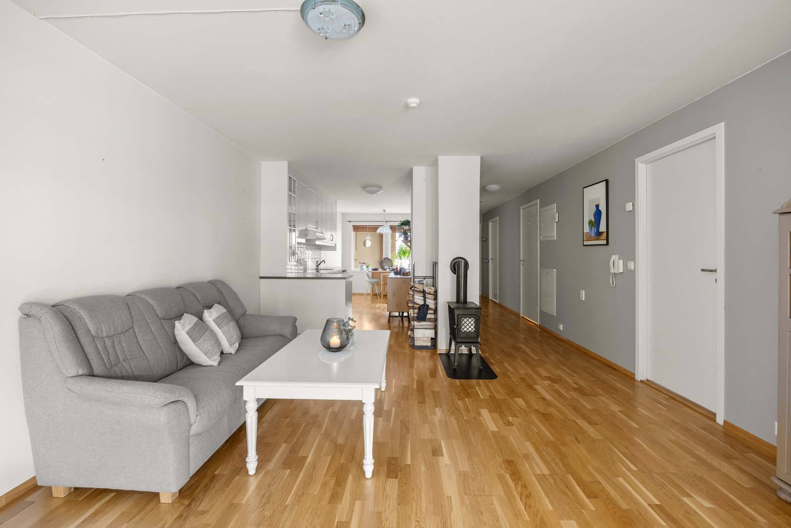 Det er vannbåren varme i stue, kjøkken, entré og bad. I tillegg er det oppvarming fra vedfyring. Galleribilde