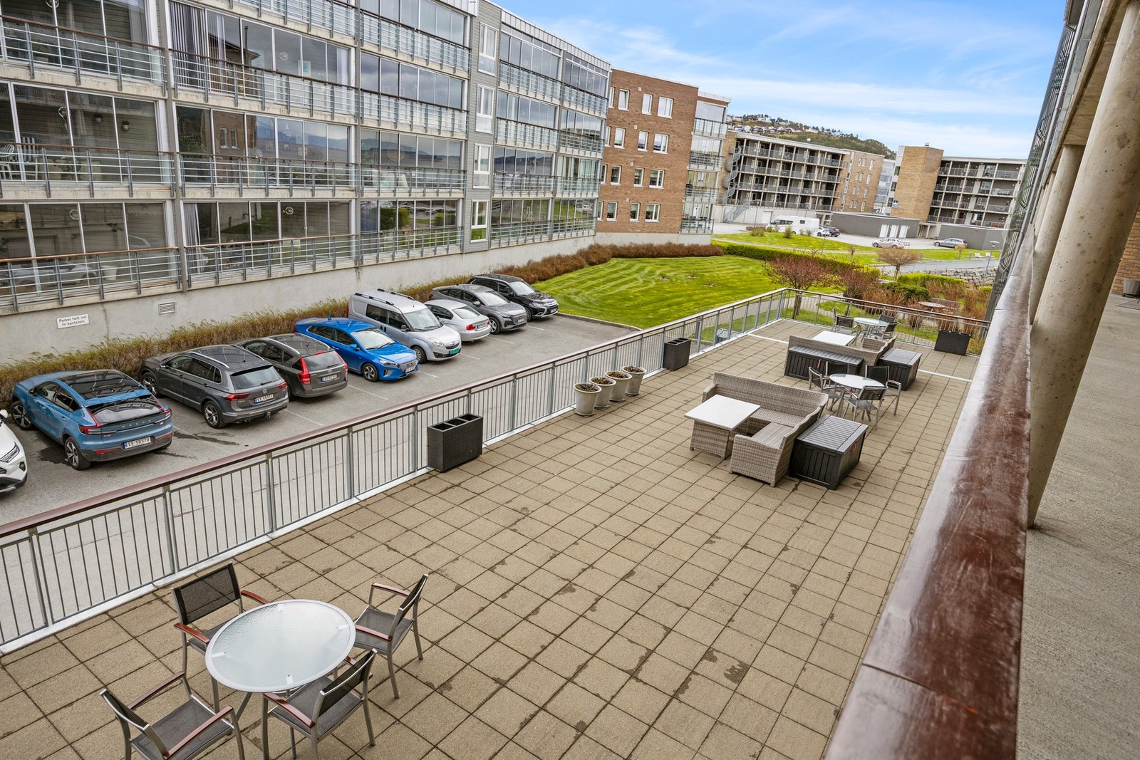 Møblert fellesareal for beboerne i blokka. Galleribilde