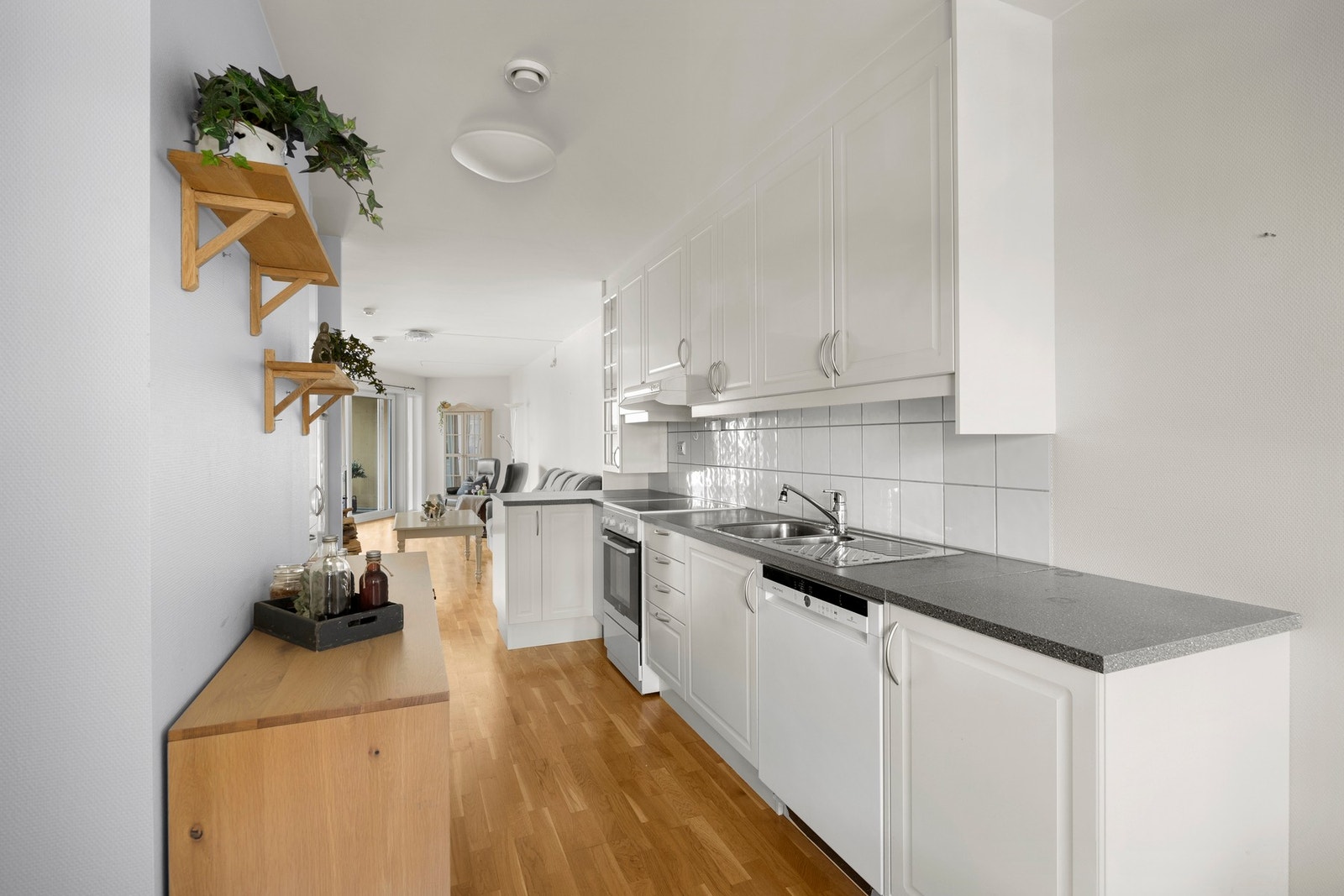 Stilren og praktisk kjøkkeninnredning med avsatt plass for hvitevarer Galleribilde