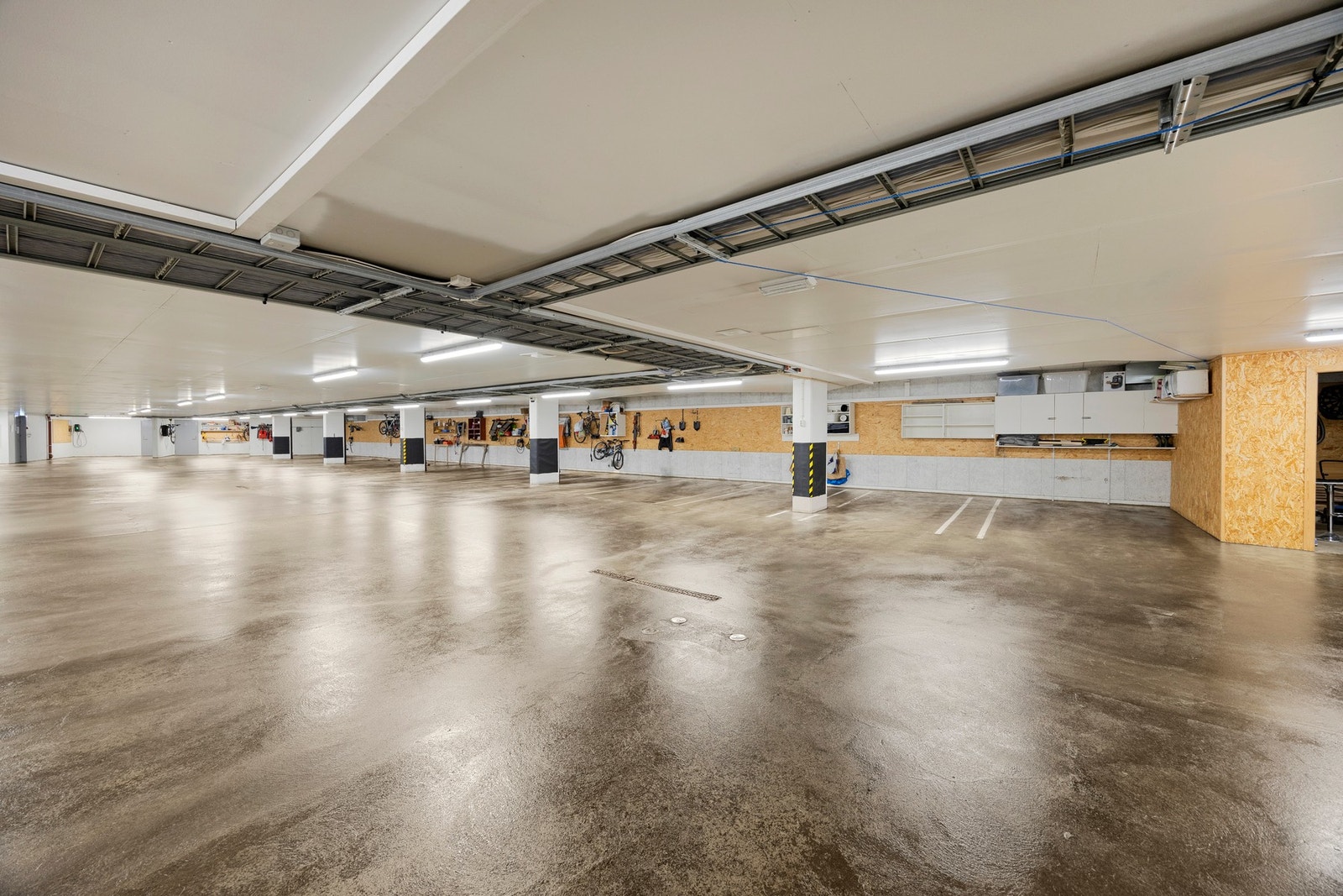 Oppstillingsplass for 1 bil i felles parkeringskjeller. Galleribilde