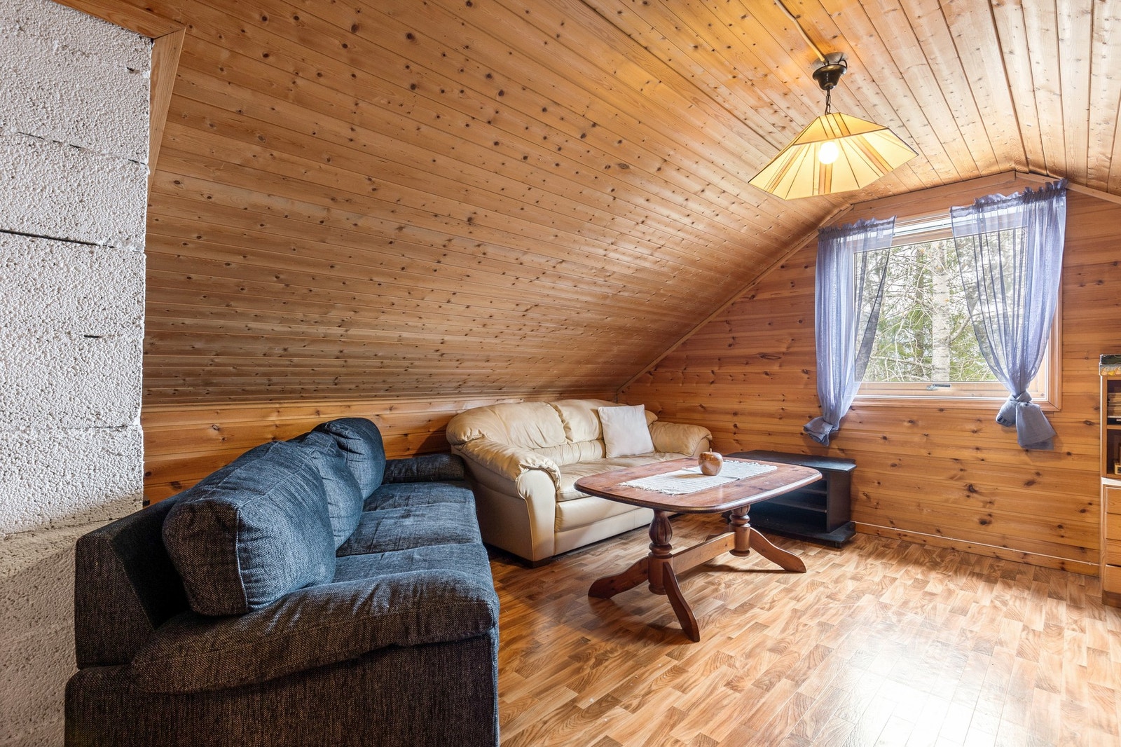 Rommer god plass til sofagruppe med tilhørende møblement Galleribilde