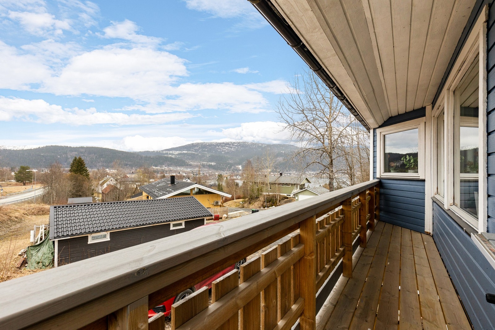 Boligen byr på flere solrike uteplasser Galleribilde