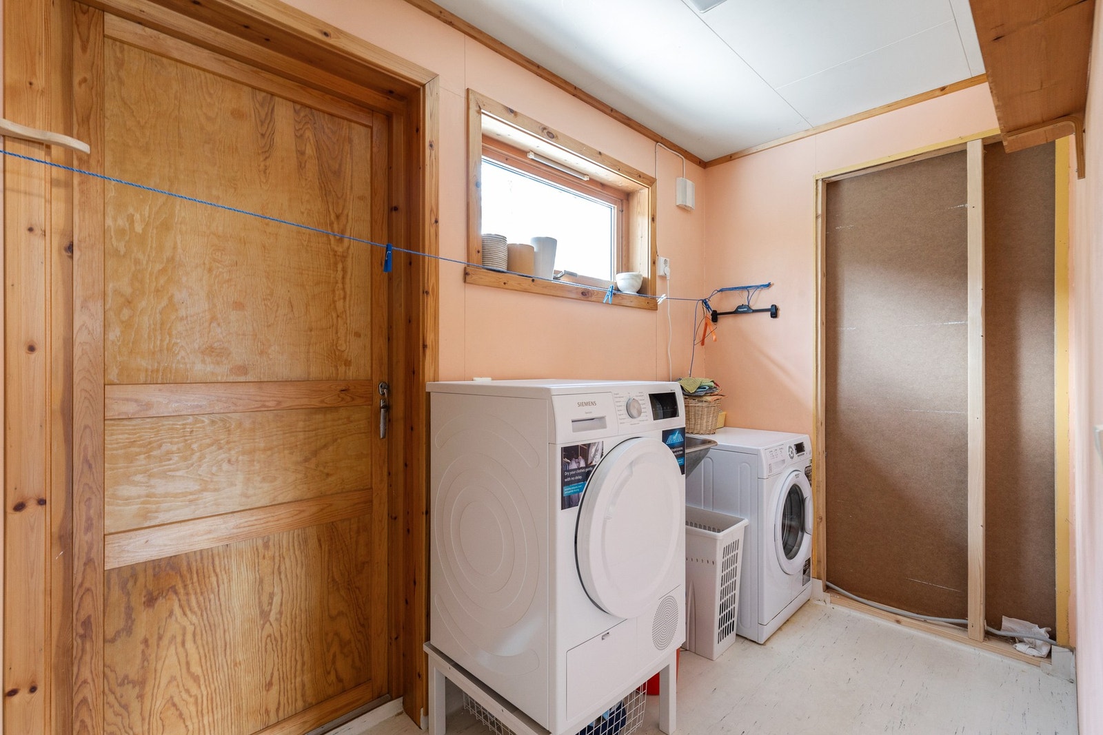 Praktisk vaskerorm med opplegg fro både vaskemaskin og tørketrommel Galleribilde