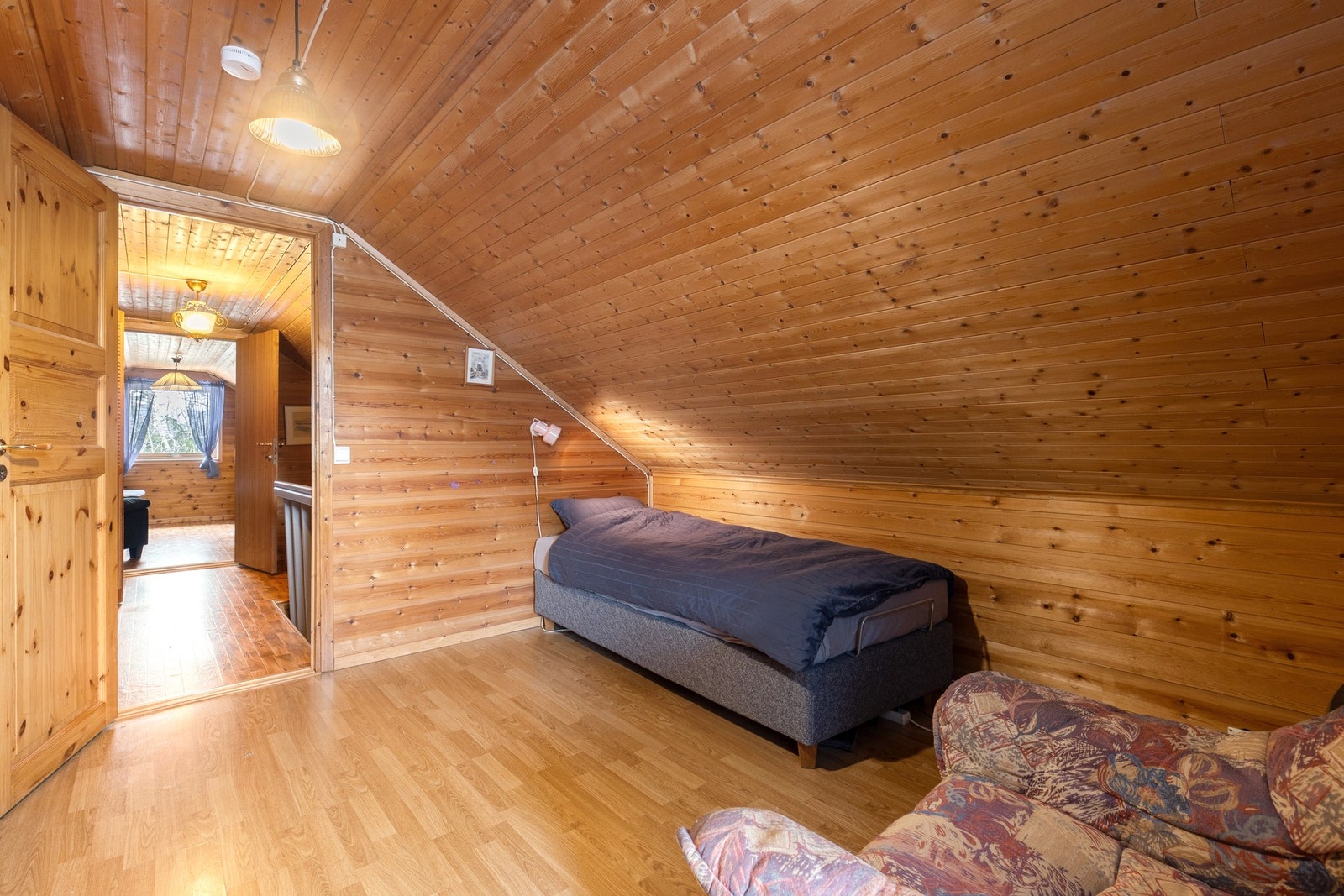 Godt med naturlig lys inn fra store vindusflater Galleribilde