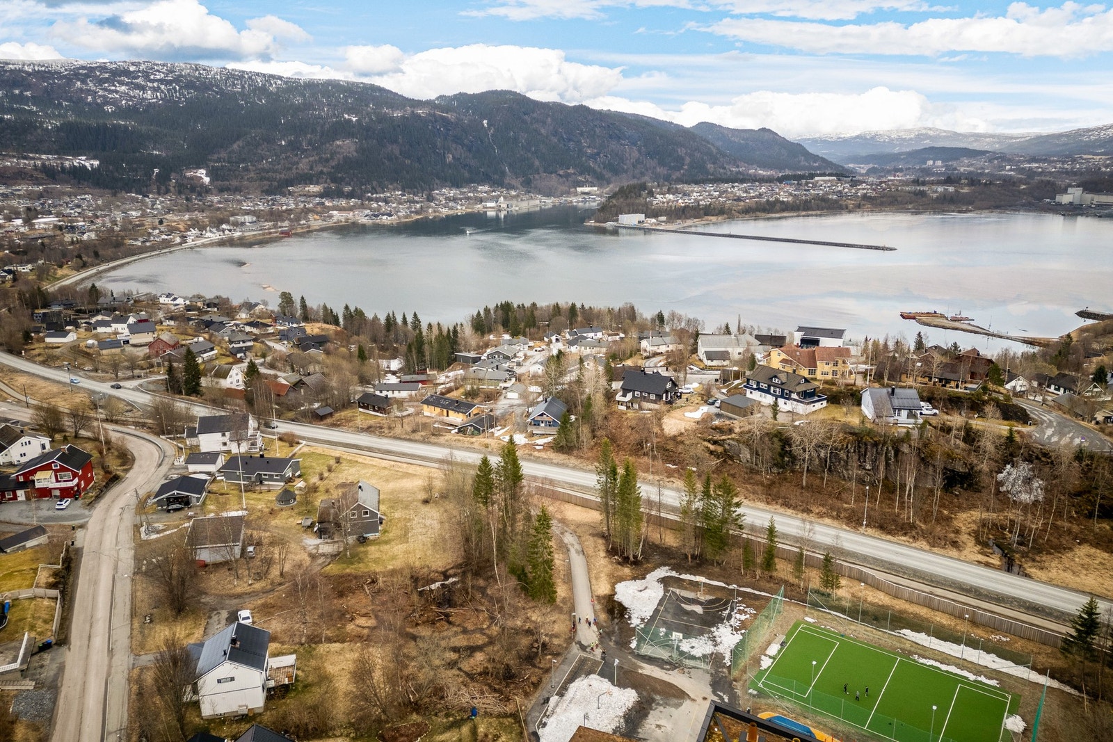 Her bor du med nærhet til barnehage, skole og dagligvarehandelen Galleribilde