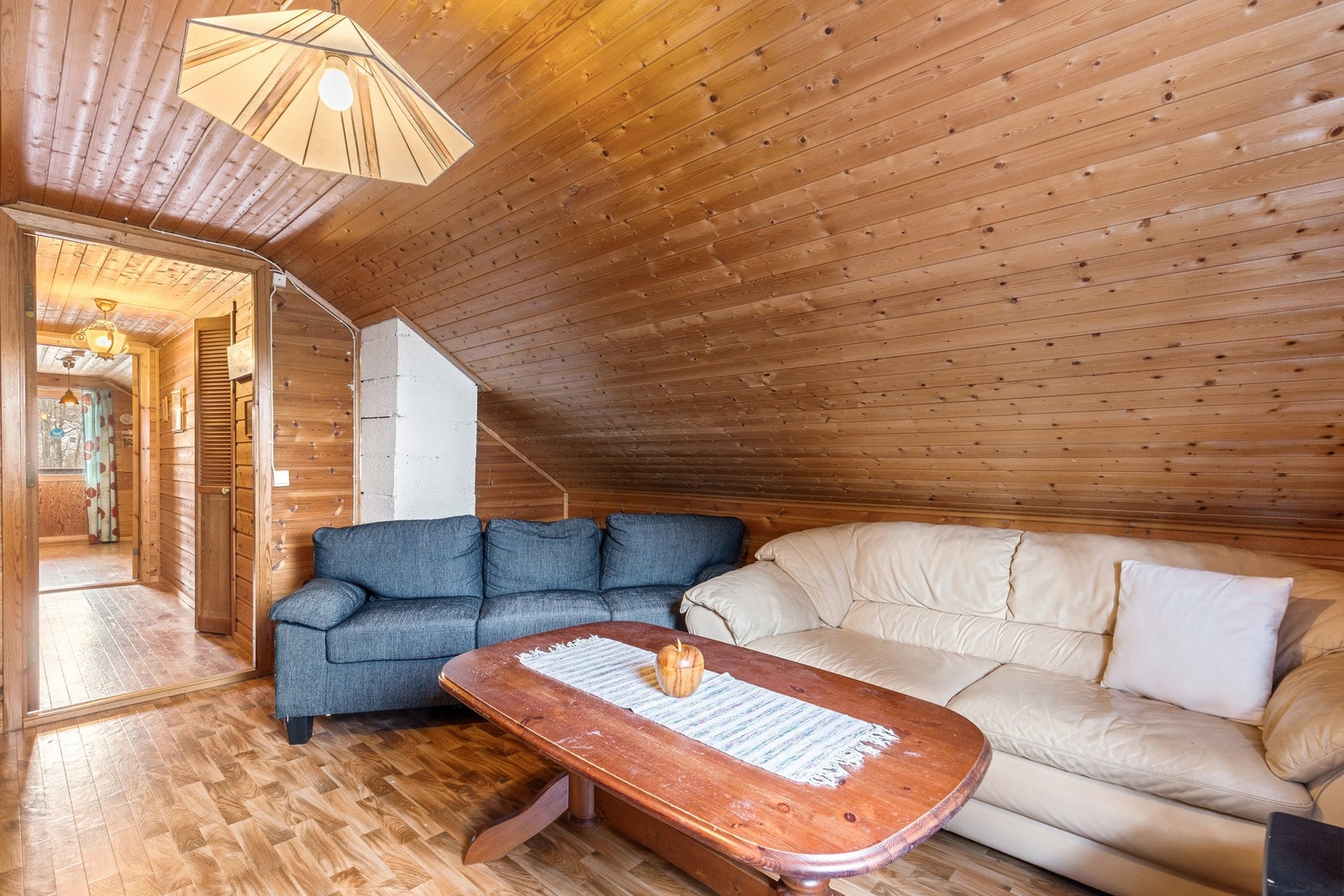 Loftsetasjen er innredet som to soverom (ikke godkjent for varig opphold) Galleribilde