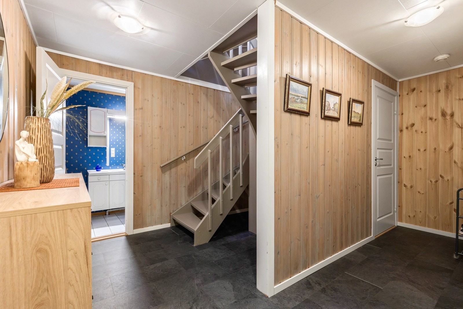 Denne etasjen er bestående av et romslig soverom, baderom og bod Galleribilde