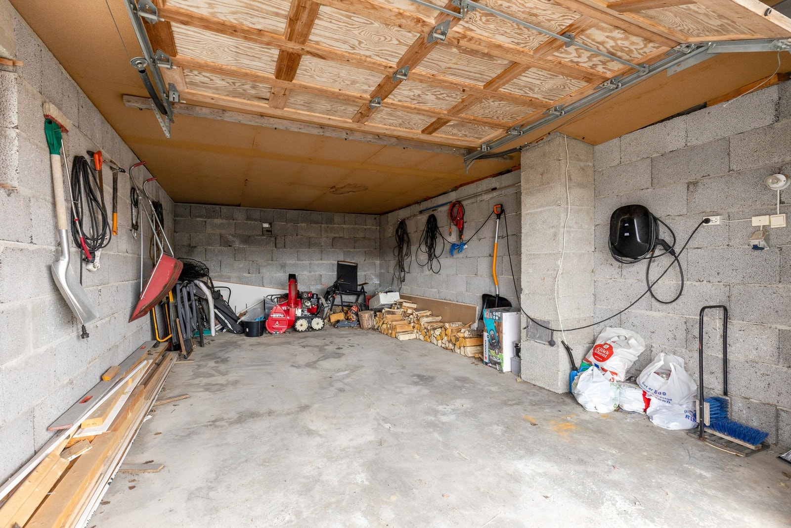 Gode parkeringsmuligheter i garasjen og på egen tomt Galleribilde