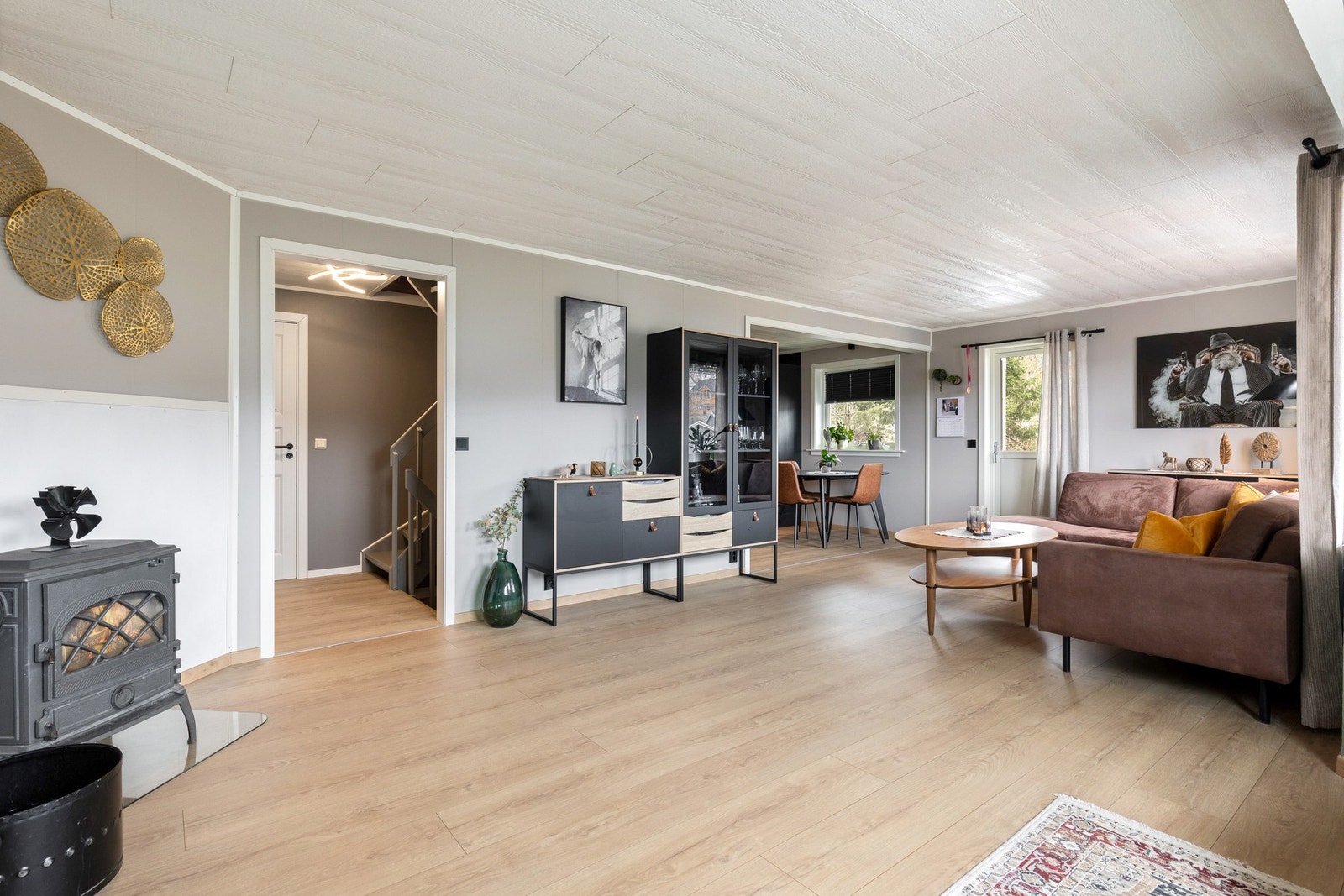 Boligen holder en jevn temperatur med varme fra vedovn selv på kalde vinterdager Galleribilde