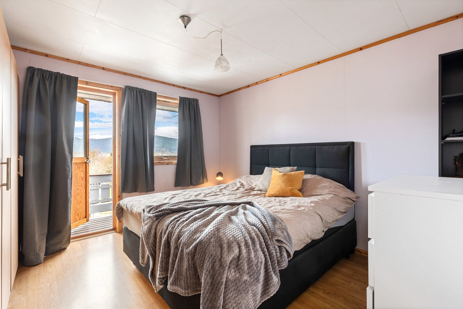 Hovedsoverommet er av god størrelse med plass til dobbeltseng, nattbord og garderobeløsning Galleribilde