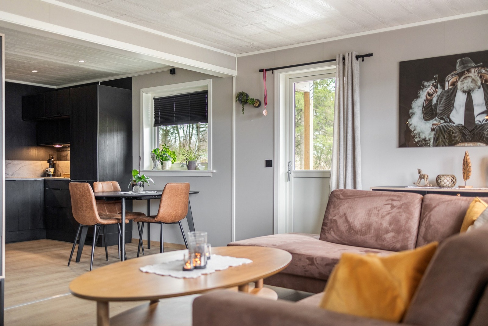 Fra stuen har du en åpen løsning mot kjøkkenet Galleribilde