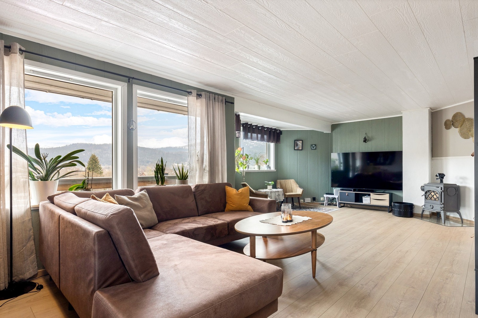 De store vindusflatene gir boligen godt med naturlig lys inn Galleribilde