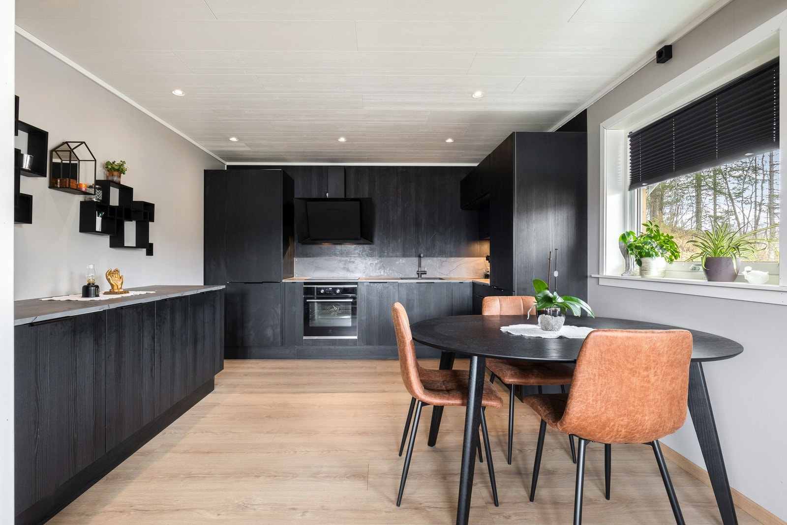 Kjøkkenet er rålekkert og holder et moderen og tidløst preg med slette fronter og integrerte hvitevarer Galleribilde