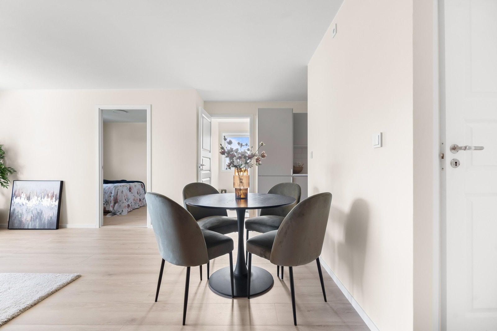 Stuens romslige størrelse gir god plass til et romslig spisebord. Galleribilde