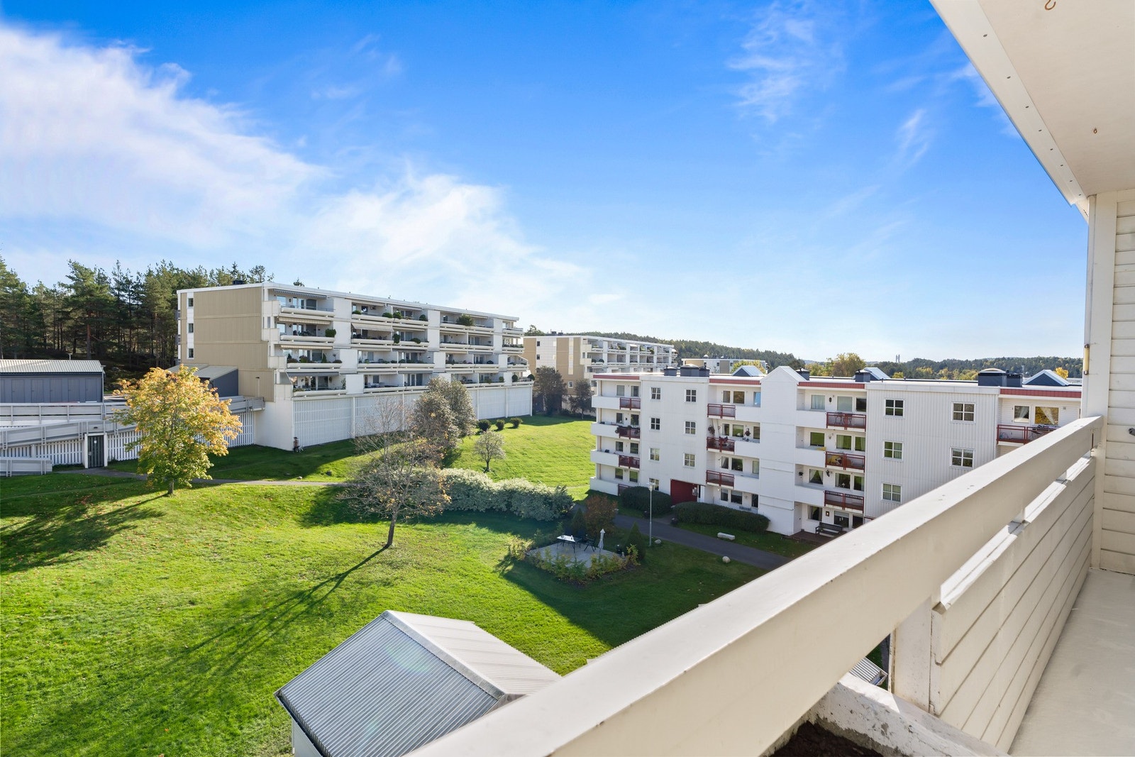 Leiligheten ligger i byggets 5. etasje noe som gir en flott utsikt fra balkongen. Galleribilde