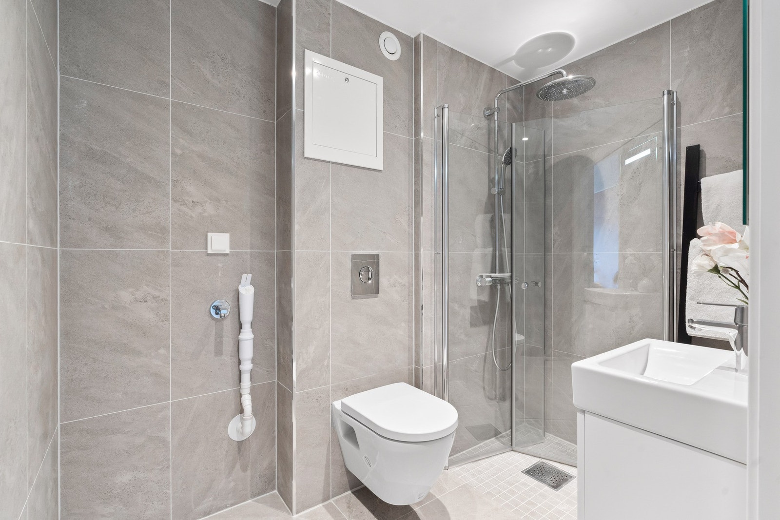 Badet er pusset opp i 2023 og består av lekre og moderne fliser samt gulvvarme. Galleribilde