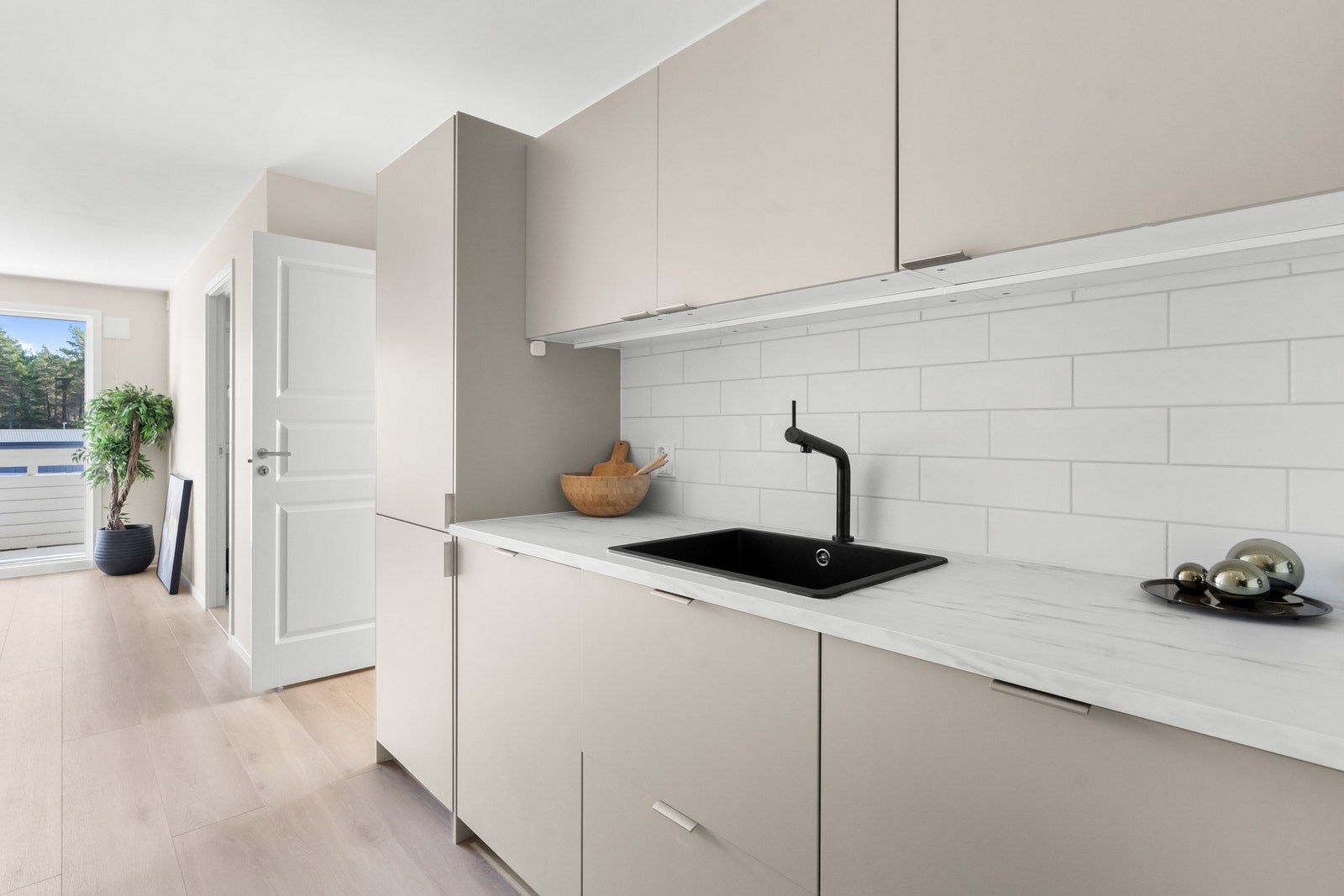 Fra kjøkkenet mot stuen. Galleribilde