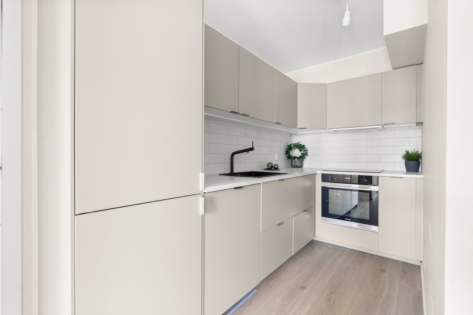 Kjøkkenet er fra 2023 og har en integrert oppvaskmaskin, integrert komfyr og nedfelt platetopp og integrert kombiskap. Galleribilde