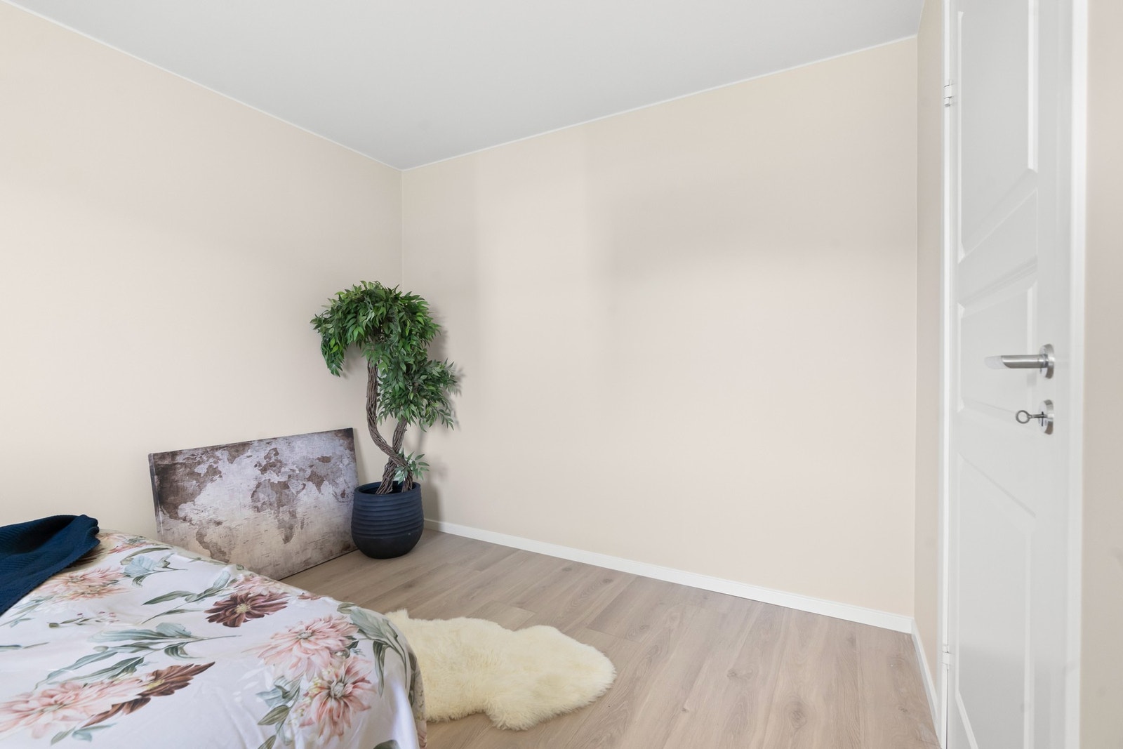 Videre har rommet plass for oppbevarings- og øvrige soveromsmøbler. Galleribilde