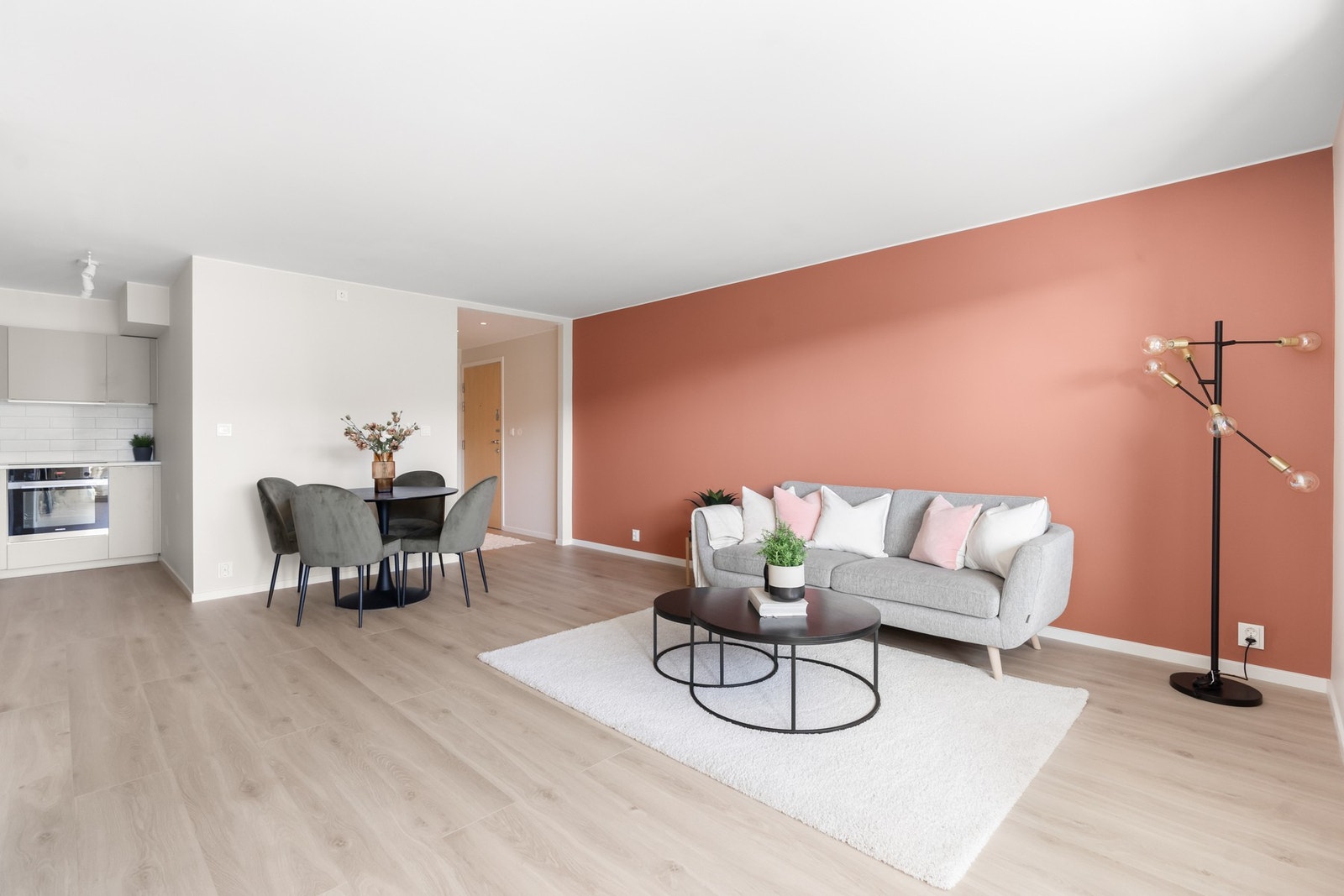 De store vindusflatene slipper inn rikelig med lys og skaper en herlig atmosfære i stuen. Galleribilde