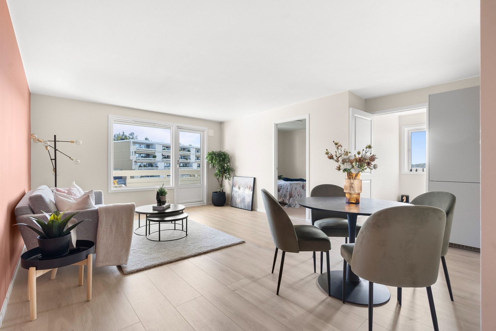 Fra stuen er det utgang til en romslig balkong på 9 kvm. Galleribilde