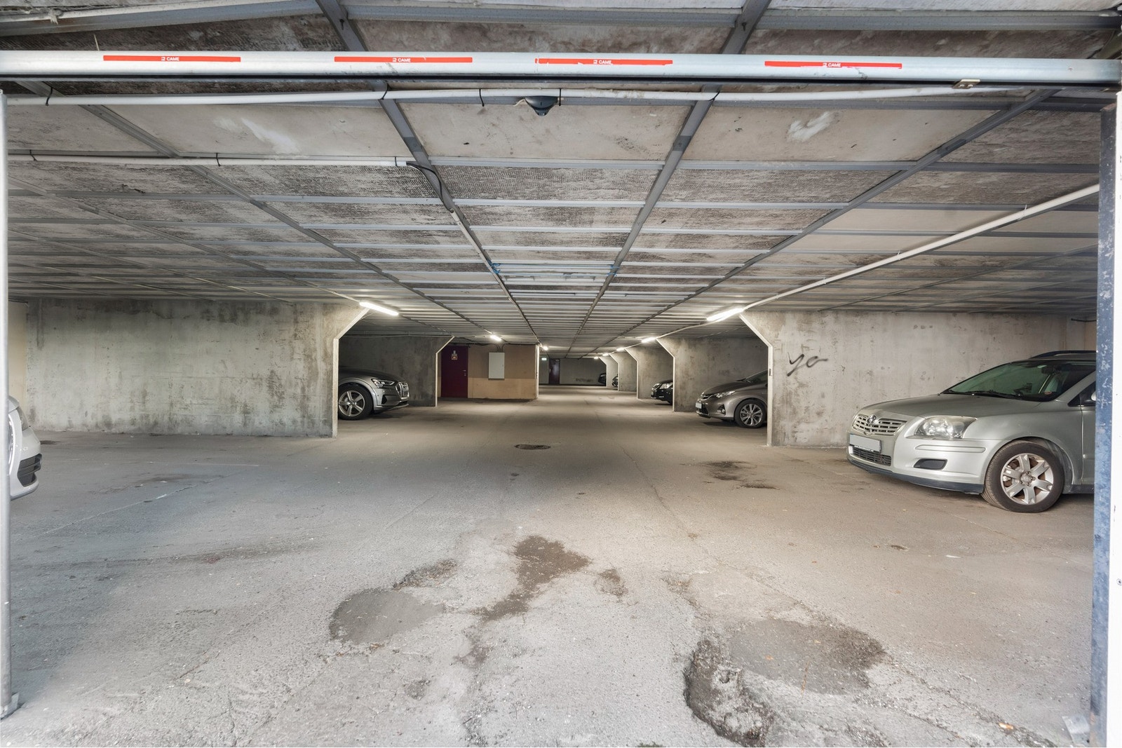 Leiligheten disponerer en garasjeplass i felles garasjeanlegg i tillegg til bod bak plassen på ca. 2 kvm. Galleribilde