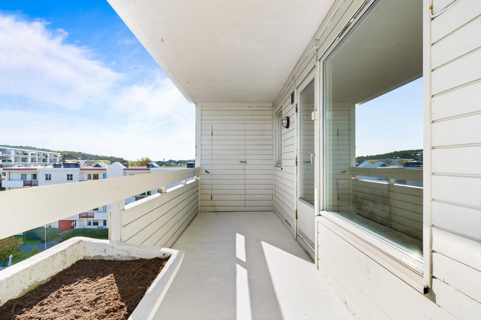 På enden av balkongen har man en utebod på ca. 3 kvm. Perfekt for oppbevaring. Galleribilde