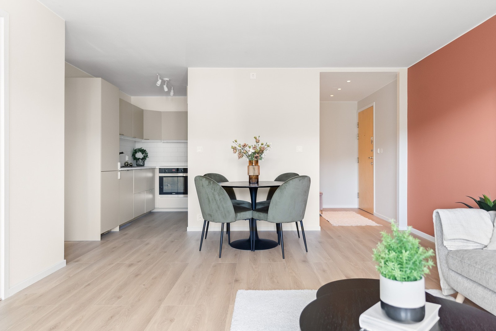 Den åpne stue/kjøkkenløsning understøtter leilighetens smarte planløsning. Galleribilde