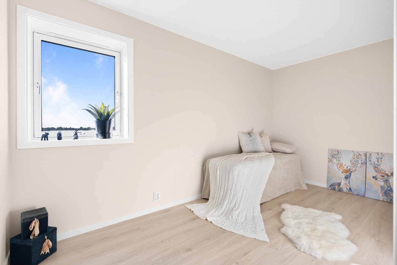 Stort soverom av generøs størrelse med god plass til dobbeltseng med tilhørende nattbord. Galleribilde