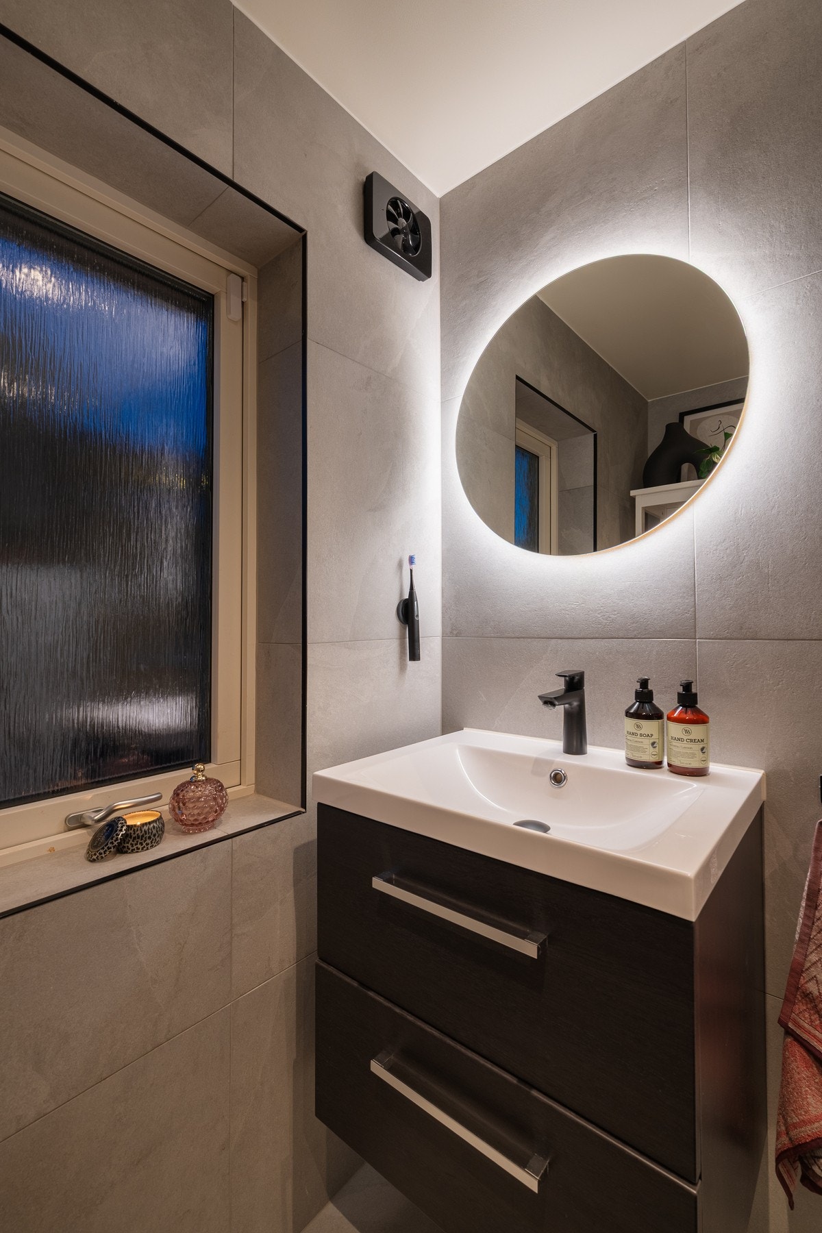 Badet ble totalrenovert i 2020 av kvalifiserte fagfolk, noe som sikrer høy kvalitet og moderne løsninger. Galleribilde