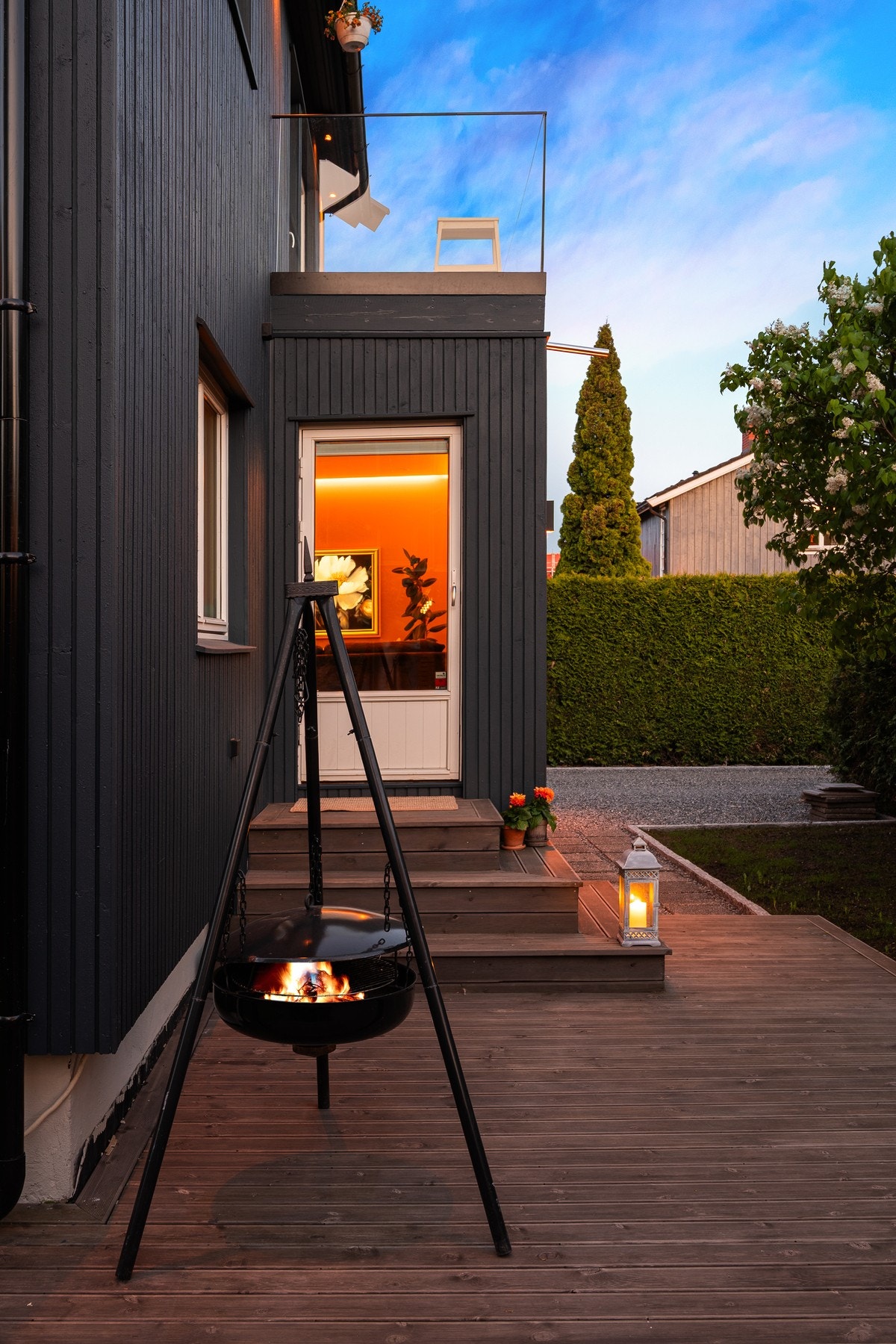 Når kvelden senker seg, blir grillplassen foran huset et perfekt sted for sosialt samvær og gode måltider. Galleribilde
