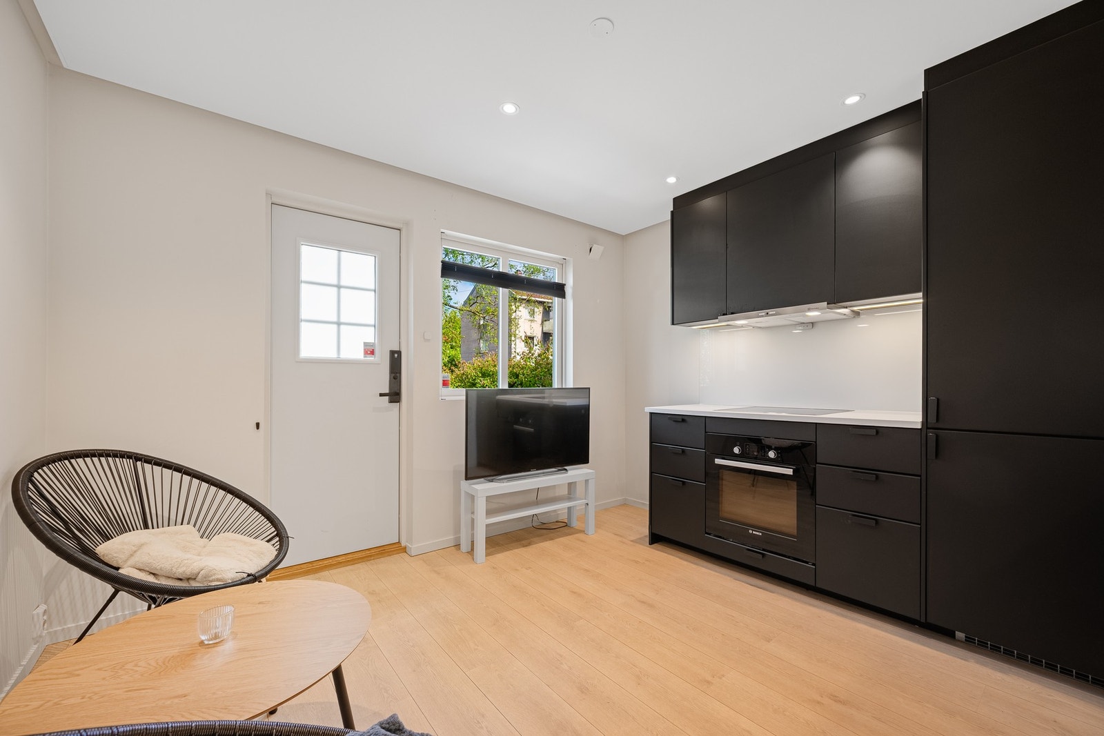 Boligen inkluderer en romslig 3-roms hybel, noe som gir muligheter for ekstra inntekt. Galleribilde