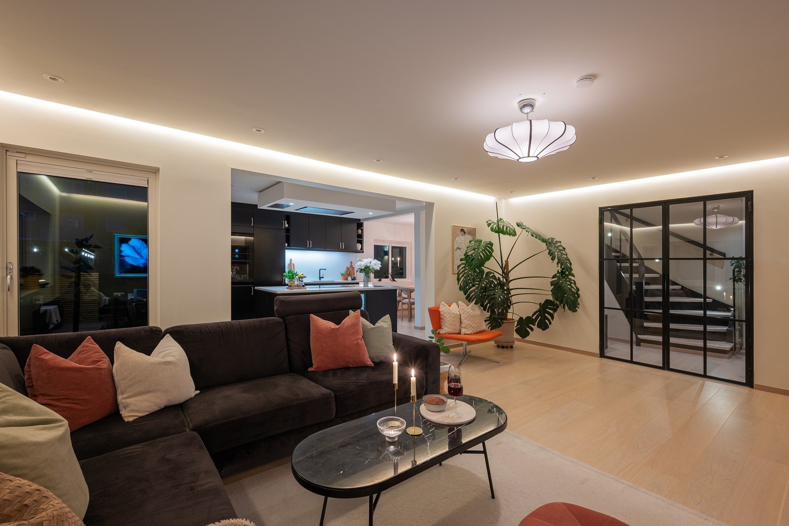 Oppholdsrommene er utstyrt med både parkett og laminat, som gir en fin kombinasjon av varme, komfort og slitestyrke. Galleribilde