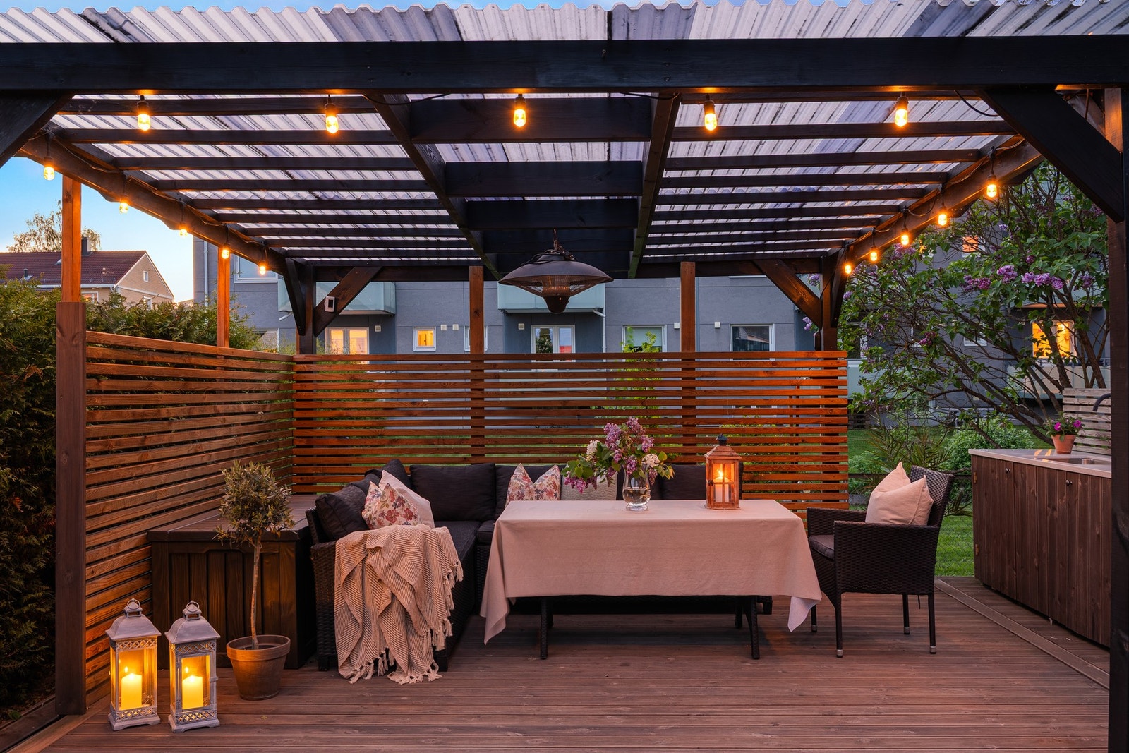 Tenk å kunne lene seg tilbake under en stilfull pergola, omgitt av frodig beplantning og lune omgivelser! Galleribilde