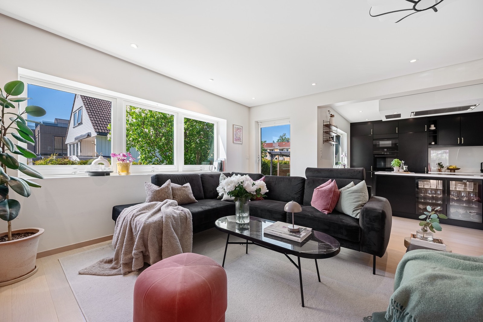 Store vinduer slipper inn rikelig med dagslys og gir rommet en naturlig varme. Galleribilde