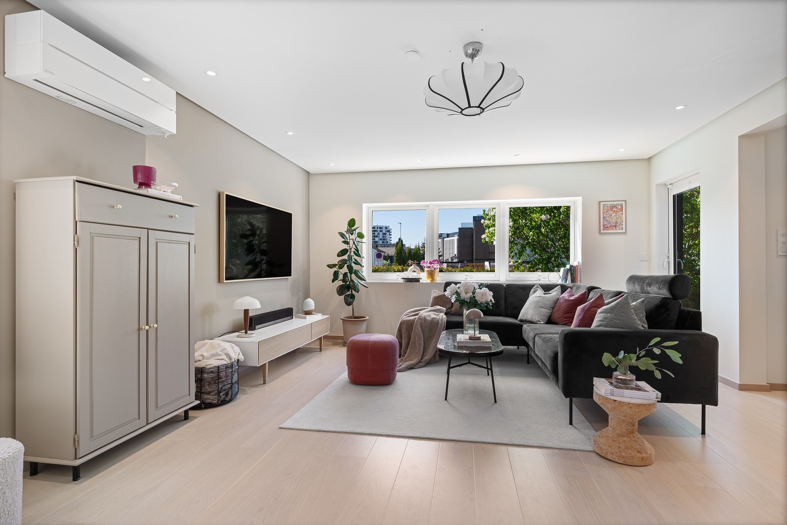 Her får du et romslig oppholdsareal med godt med plass til både en stor, komfortabel sofa og TV møblement. Galleribilde