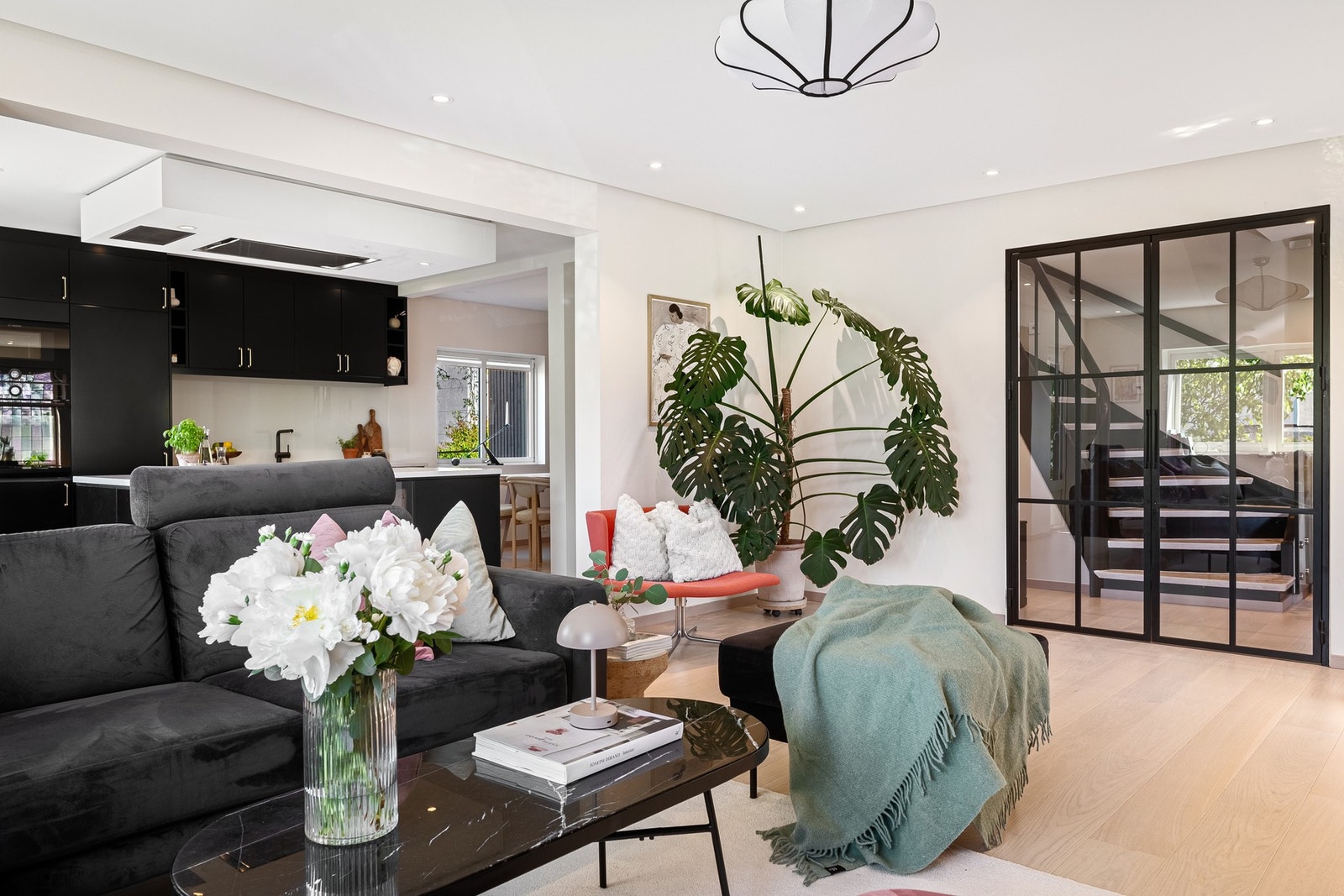 Veggene i boligen har en kombinasjon av malte plater og malt betong, noe som gir et tidløst preg. Galleribilde