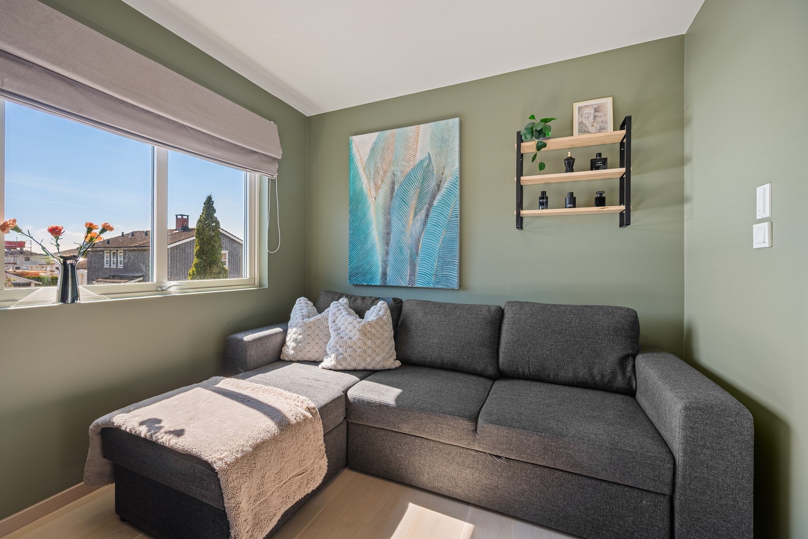 Her er det store vinduer som slipper inn rikelig med naturlig dagslys. Galleribilde