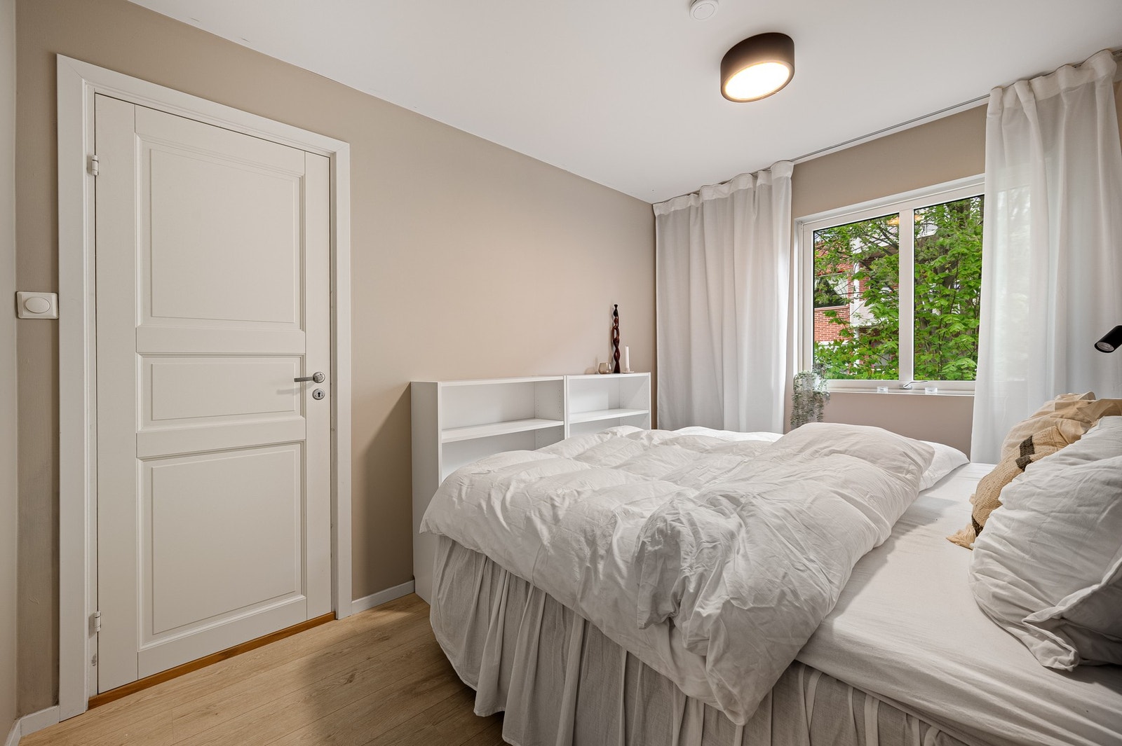 Her får du et godt utnyttet soverom med god plass til en komfortabel dobbeltseng. Galleribilde