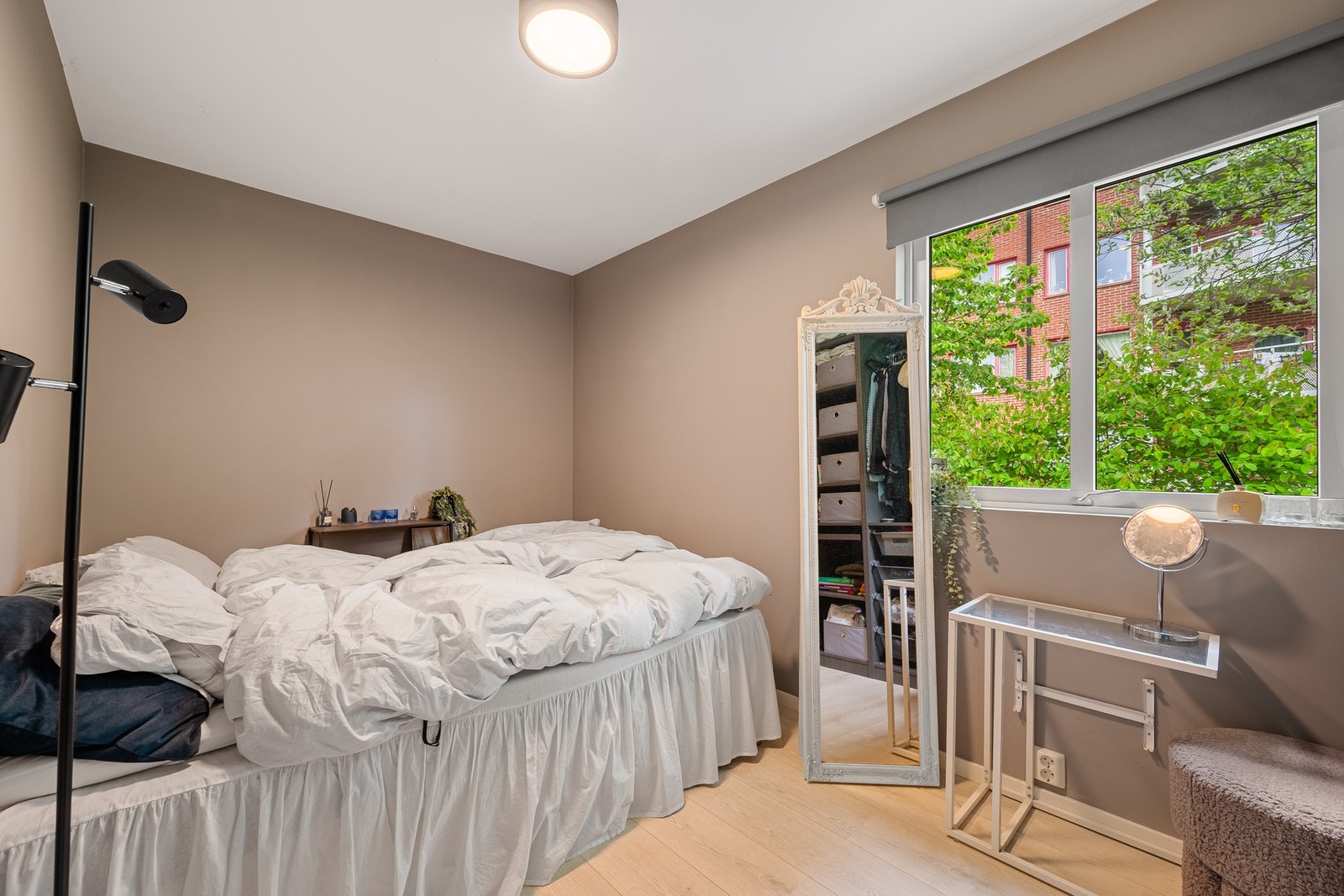 Soverommet er malt i en tidsriktig fargepalett som skaper en behagelig og avslappende stemning. Galleribilde