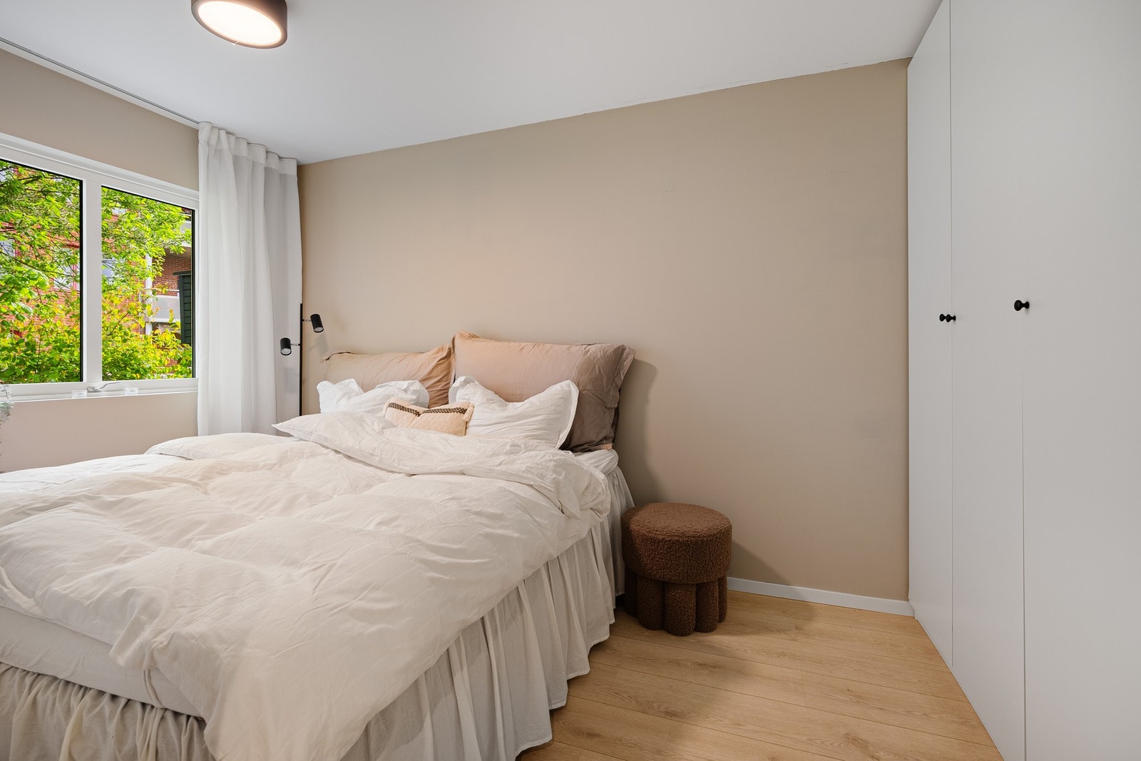 Soverommet er utstyrt med garderobeskap som gir rikelig med oppbevaringsplass og en ryddig atmosfære. Galleribilde