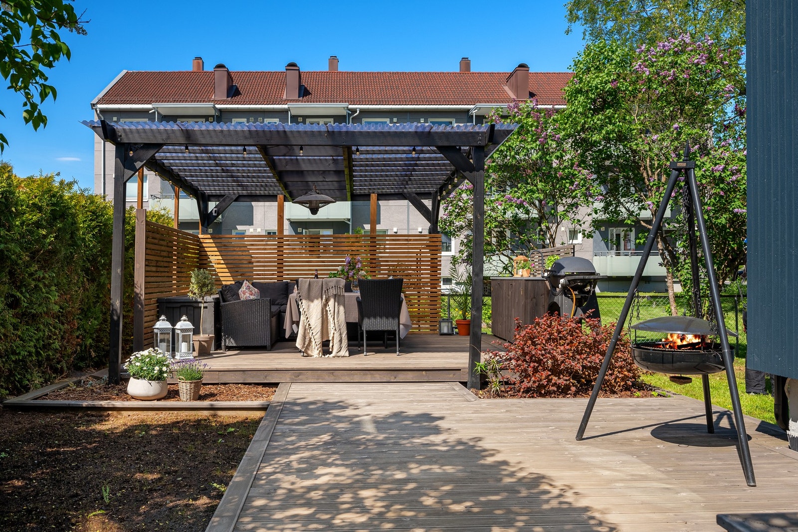 En pergola gir beskyttelse mot sol og vær, samtidig som den bevarer en åpen og luftig følelse i uterommet. Galleribilde