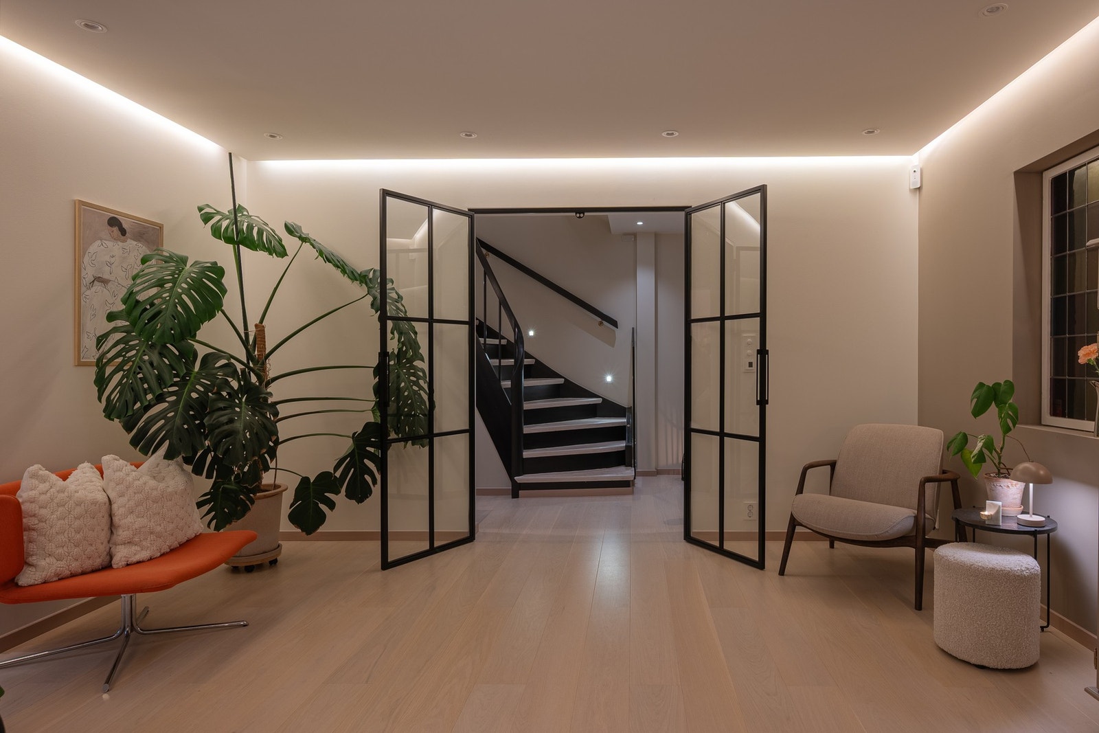 Enten du ønsker en avslappende lesekrok, en ekstra sitteplass for gjester eller et sted å lene deg tilbake med en kopp kaffe, gir stuen fleksible muligheter for møblering. Galleribilde