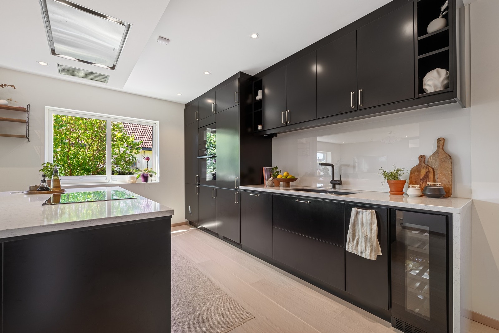 For deg som setter pris på god vin, er et vinskap en fantastisk tillegg til hjemmet med optimal lagring og riktig temperatur. Galleribilde