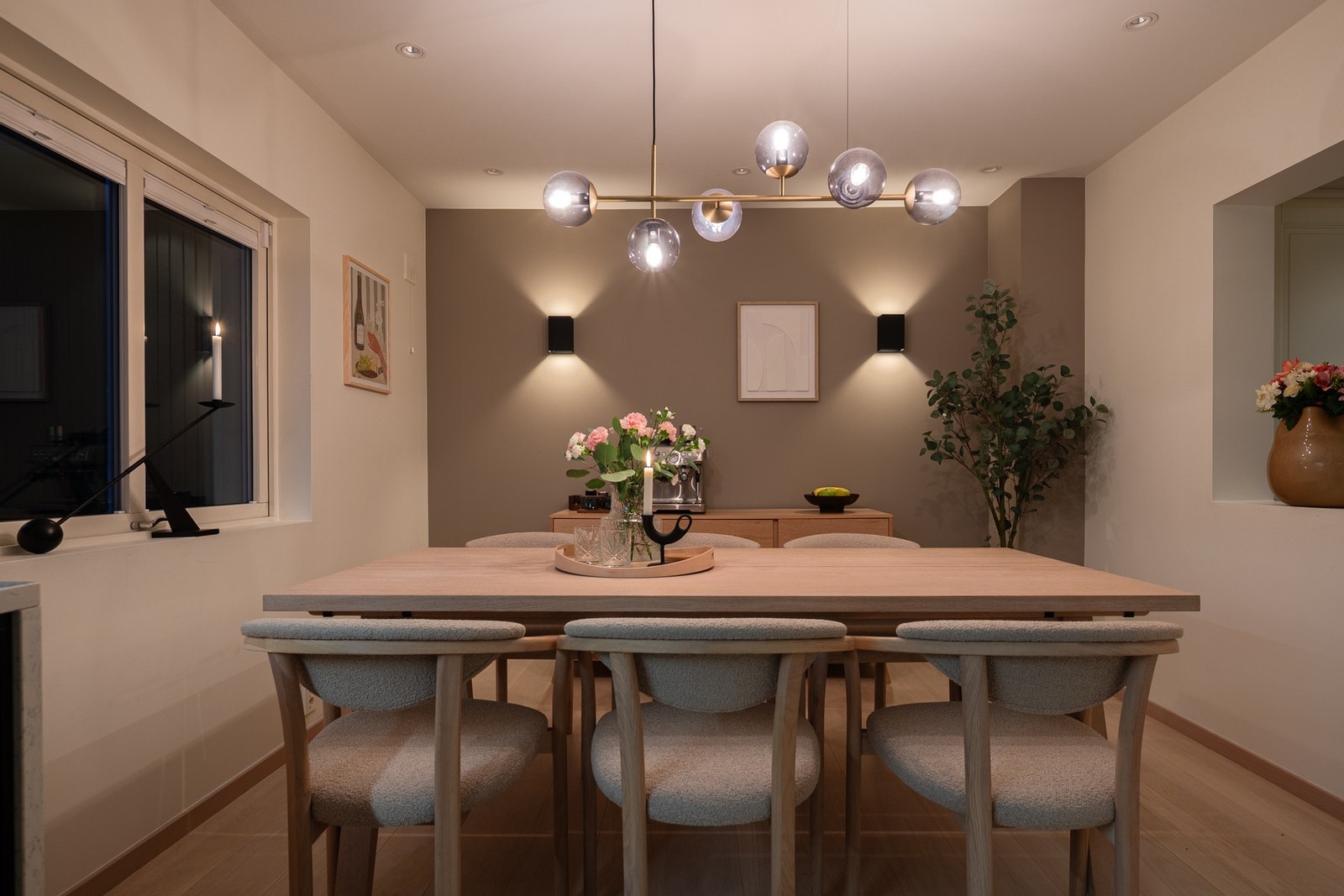 Den åpne og romslige løsningen gir en naturlig flyt mellom matlaging og servering, slik at du alltid kan være en del av samtalen mens middagen tilberedes. Galleribilde