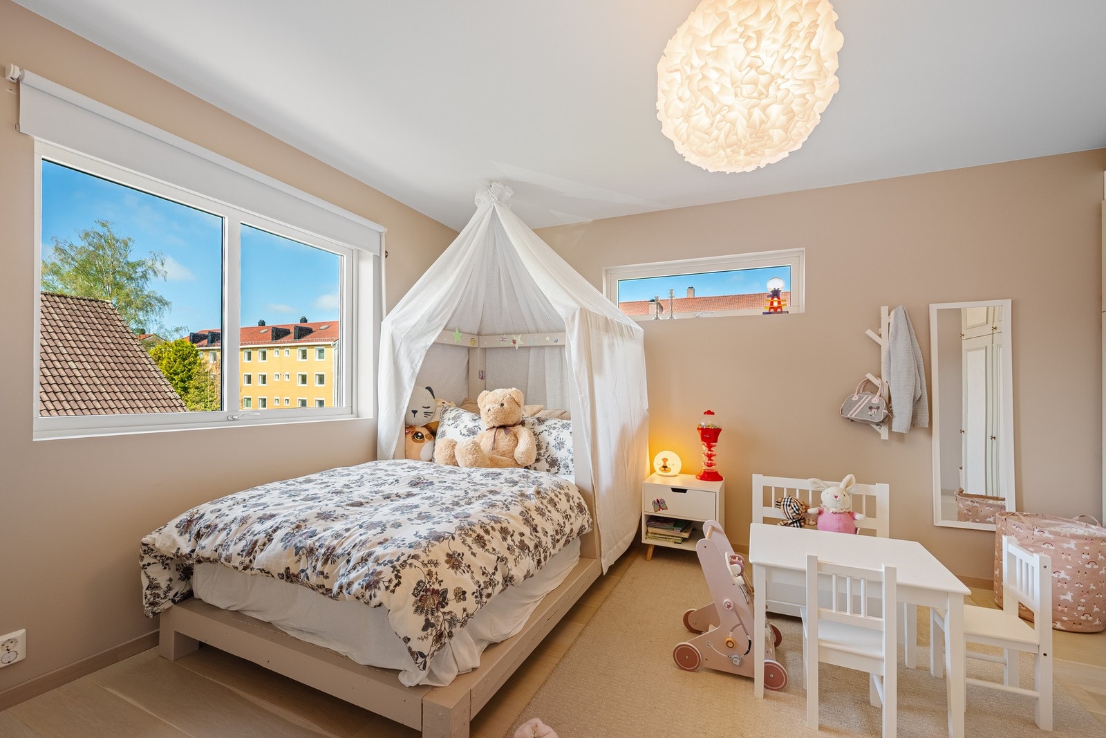Dette soverommet egner seg utmerket som barnerom, med god plass til både seng, lekeområde og oppbevaring. Galleribilde