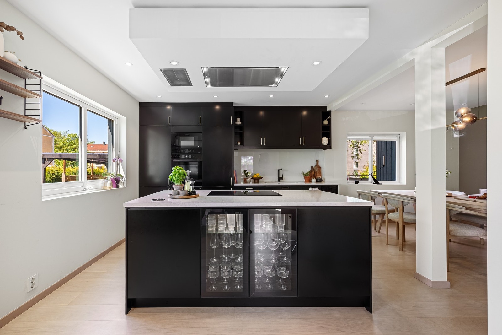 Kjøkkenet har moderne, glatte fronter og en kompositt benkeplate med integrert vask. Det er utstyrt med integrerte hvitevarer, inkludert kjøl/frys, vinskap, ovn, mikrobølgeovn, platetopp, oppvaskmaskin og ventilator. Galleribilde