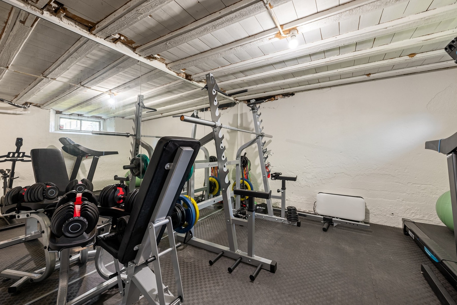 En av bodene egner seg perfekt som treningsrom - hvorfor ikke innrede den med treningsutstyr og skape din egen private gym? Galleribilde